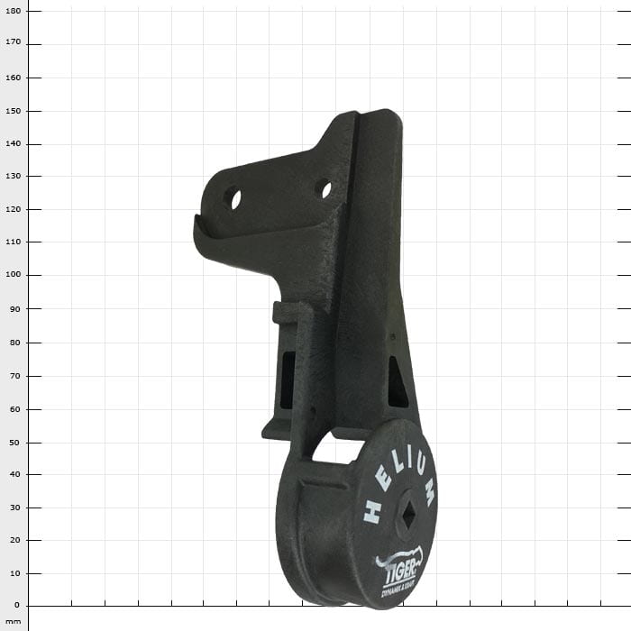 Helium Gegenklingenhalter mit Gelenkkapsel, schwarzes Bauteil aus Metall mit Aufdruck "HELIUM TIGER" auf der runden Gelenkkapsel