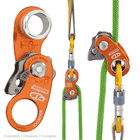Drei Ansichten der orangefarbenen RollnLock Seilklemme von Climbing Technology, jeweils mit grüner und grauer Kletterleine und gelbem Karabiner befestigt, eine Ansicht von vorne, eine von der Seite und eine von hinten.