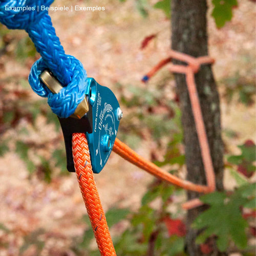 Rock Exotica Omni DownRigger in Blau an einem Baum befestigt mit blauem und orangefarbenem Seil, Hersteller Rock Exotica, Typ DownRigger