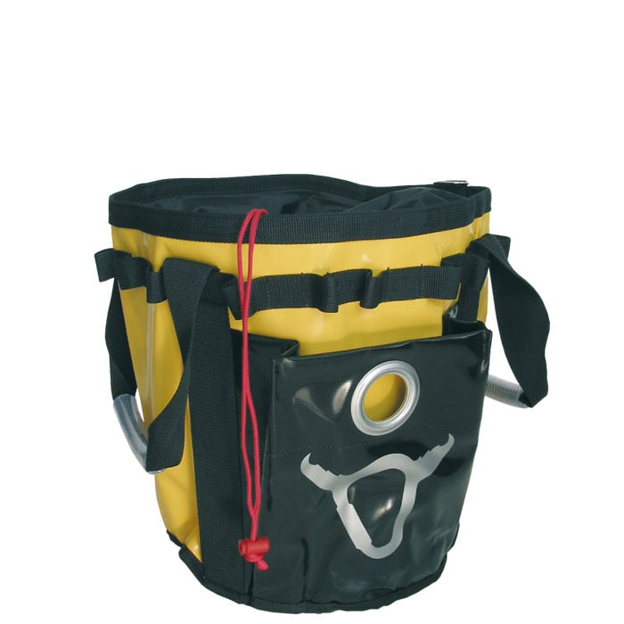 Rig Standard, gelb-schwarzer Behälter aus robustem Material mit schwarzen Tragegriffen und rotem Kordelzug, vorne eine schwarze Tasche mit Metallöse und grauem Symbol