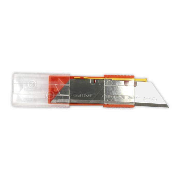 Löwe 3 Klingen-Set, ein transparentes Kunststoffgehäuse mit orangenem Einsatz und einer sichtbaren Klinge mit der Gravur "Original LÖWE 3001/Tr Germany"