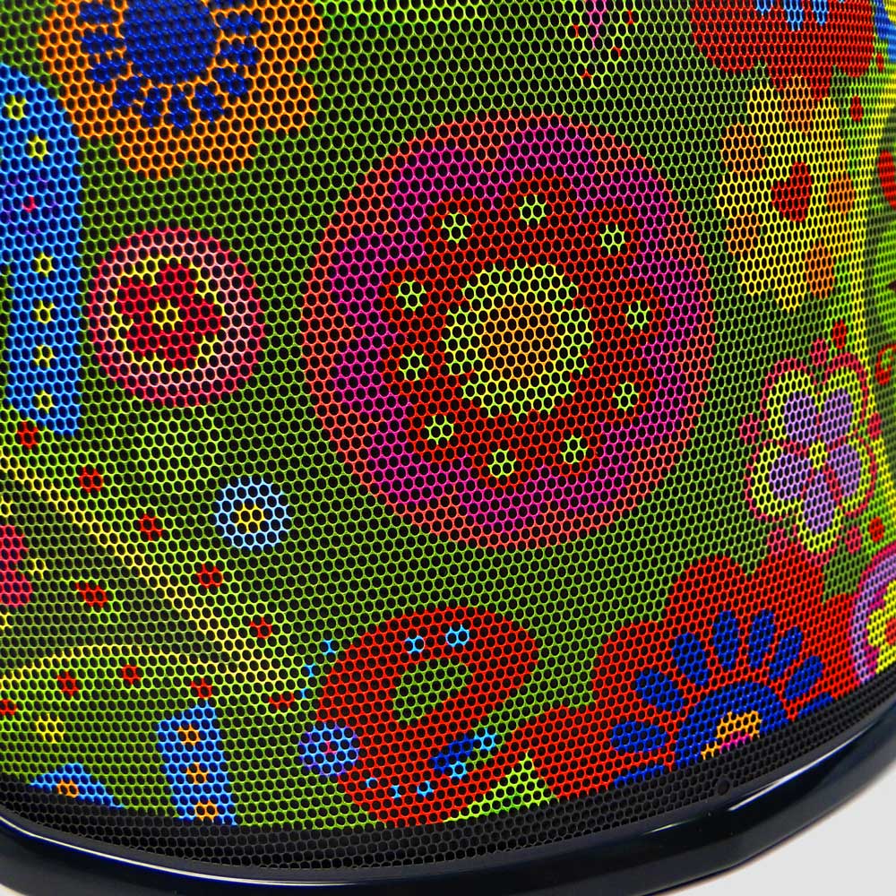 PROTOS® Visier Special Edition Nahaufnahme des bunten, floralen Musters hinter einem schwarzen Gitter