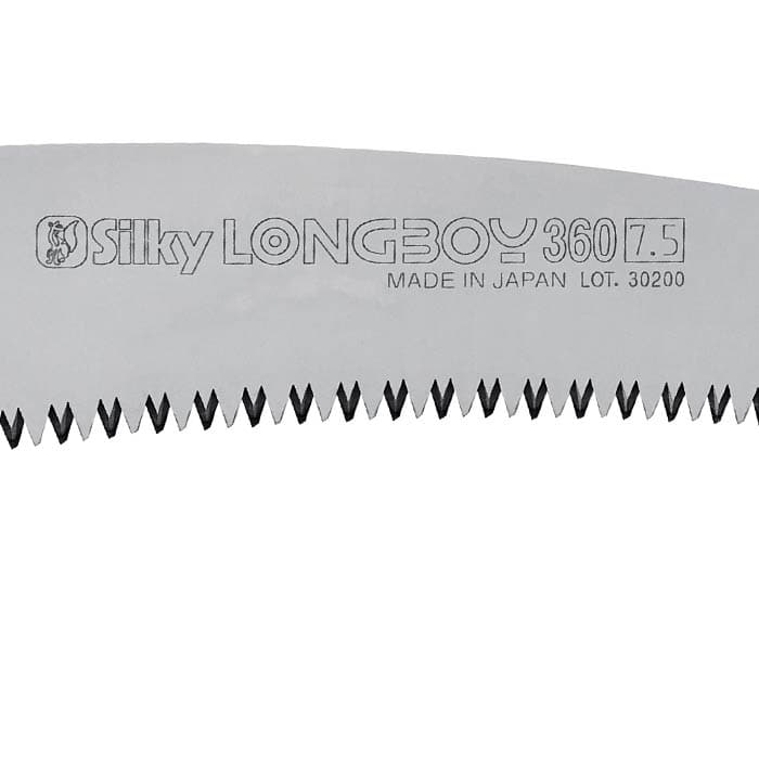 Nahaufnahme des silbernen Longboy Sägeblatts mit der Aufschrift "Silky LONGBOY 360 7.5 MADE IN JAPAN LOT. 30200" und sichtbaren Zähnen