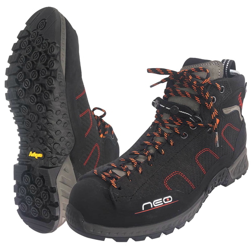 Neo schwarze Schuhe mit orange-schwarzen Schnürsenkeln, roter Naht und Profilsohle mit gelbem Arbpro-Logo