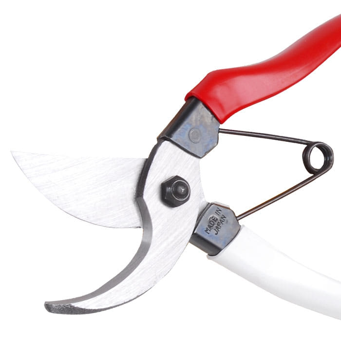 Okatsune 18 Gartenschere mit rotem und weißem Griff, Nahaufnahme der Klinge mit Gravur "Made in Japan"