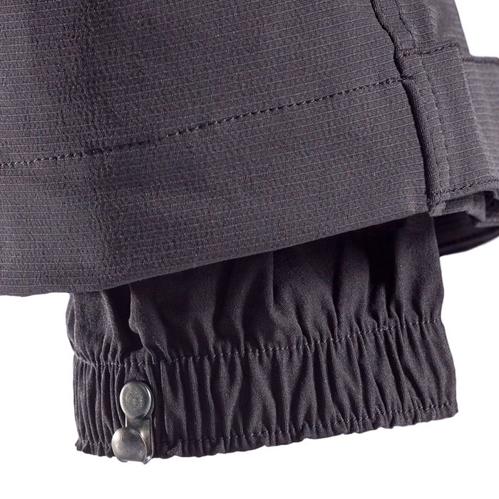 SIP Kletterhose, Nahaufnahme des Hosenbeinsaums mit elastischem Bund und zwei Metallknöpfen zum Verschließen