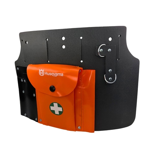 Werkzeugtasche mit schwarzem und orangefarbenem Fach, orangefarbenes Fach mit Husqvarna-Logo und weißem Kreuz, schwarze Rückwand mit Löchern und Metallringen, andere seitliche Ansicht