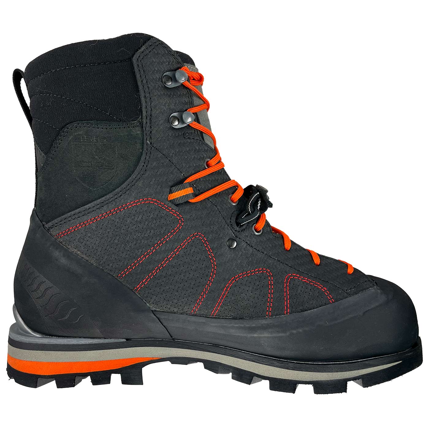 Evo Safety Schuh in schwarzem Material mit orangefarbenen Schnürsenkeln, roter Naht und grauem Sohlenrand, Herstellername nicht sichtbar