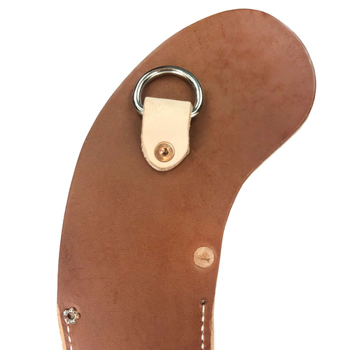 Rückseite des Lederholsters KR/S mit braunem Leder und einem silbernen D-Ring, befestigt mit einem helleren Lederstück und einer Metallniete