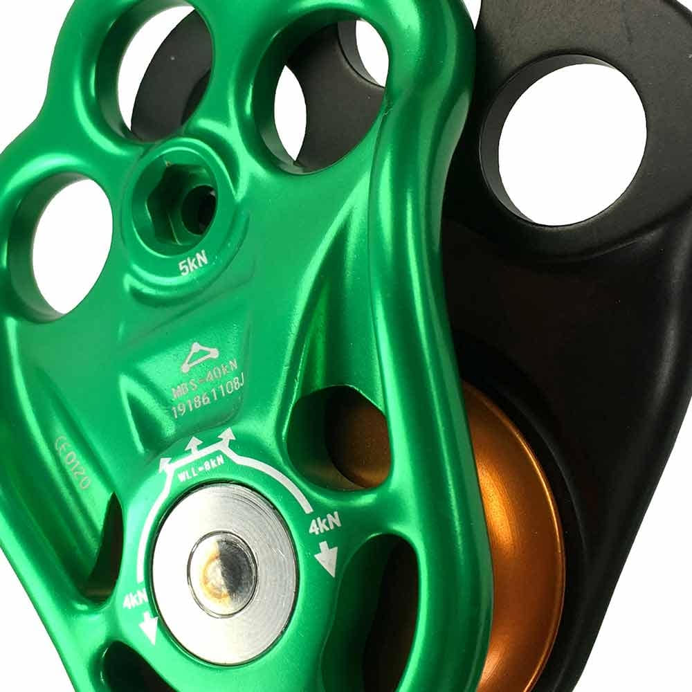 Rigger Pulley Nahaufnahme der grünen Seilrolle mit Beschriftungen und orangefarbener Rolle im schwarzen Gehäuse