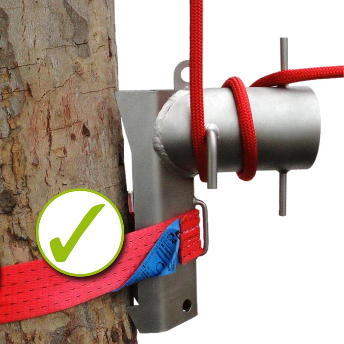 MiniBollard, graues Metallgerät an einem Baum mit rotem Gurt und rotem Seil, grünes Häkchen-Symbol unten links