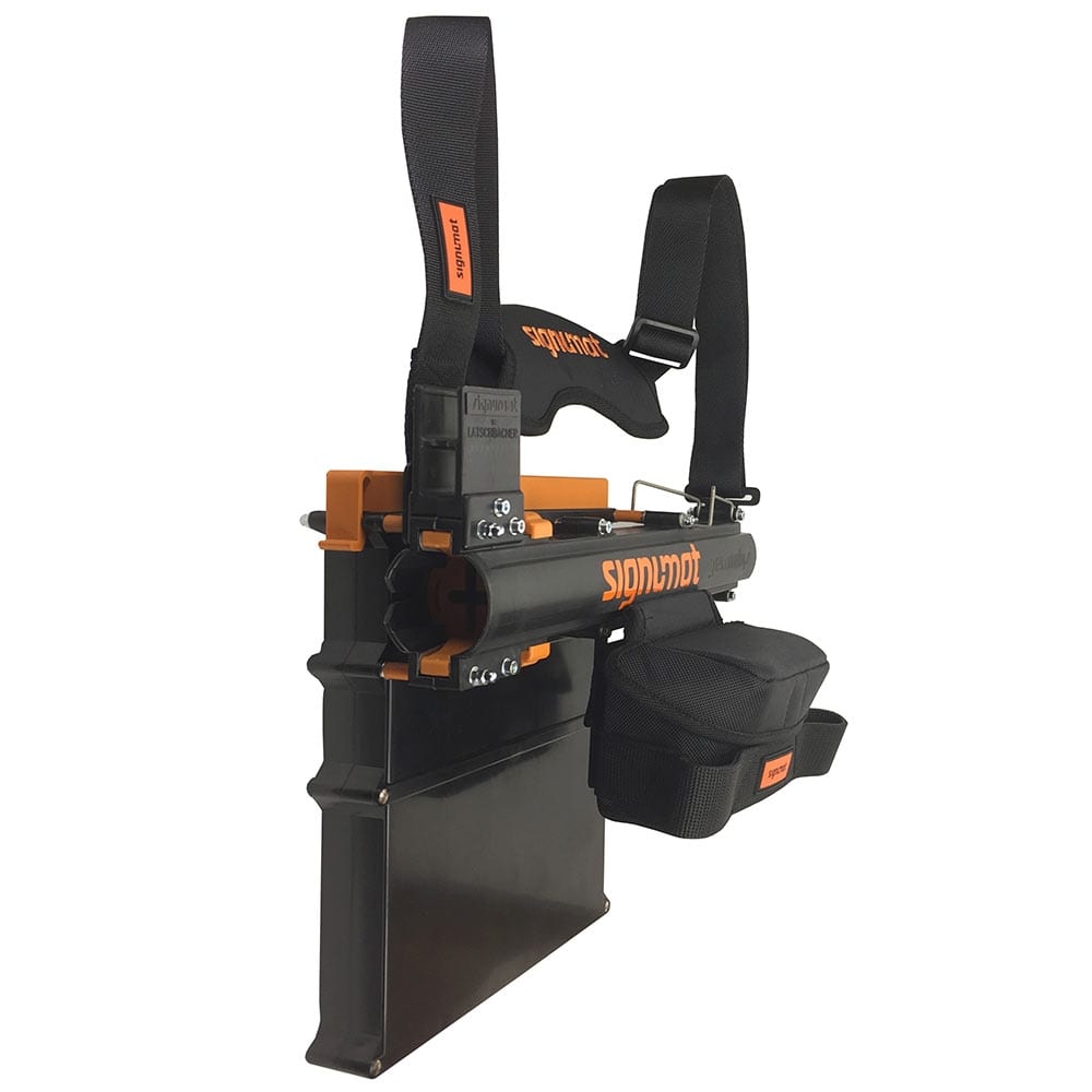 ArboTag Magazin Plus von signmat, schwarzes Magazin mit orangen Details, zwei schwarzen Tragegurten mit Polsterung und signmat-Logo, seitliche Ansicht aus anderem Winkel