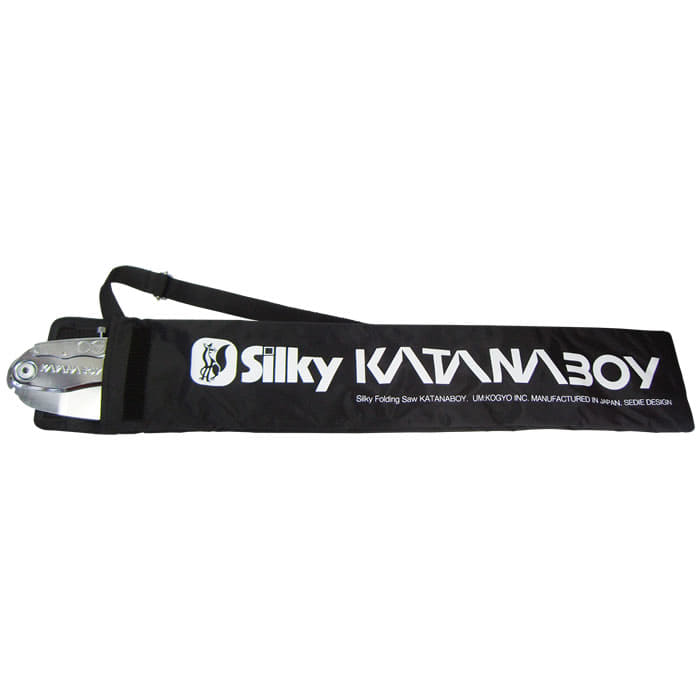 Schwarze Tragetasche mit weißer Aufschrift "Silky Katanaboy" und sichtbarem Teil der eingeklappten Säge