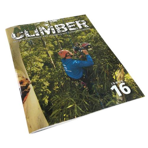 Arb Climber No. 16 Magazin mit Kletterer in blauer Jacke und orangefarbenem Helm, schräg liegend auf weißem Hintergrund