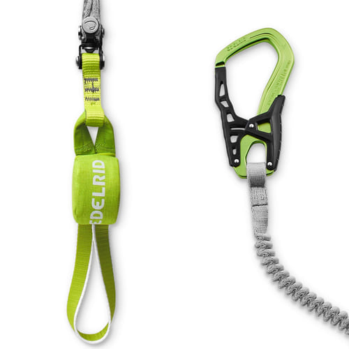 Nahaufnahme des grünen Textilbands mit EDELRID-Logo und eines grünen und schwarzen Karabiners mit grauem elastischem Seil