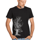 Mann trägt Stone Pine Tree T-Shirt in schwarz mit weißem Baum-Design, Blick nach rechts