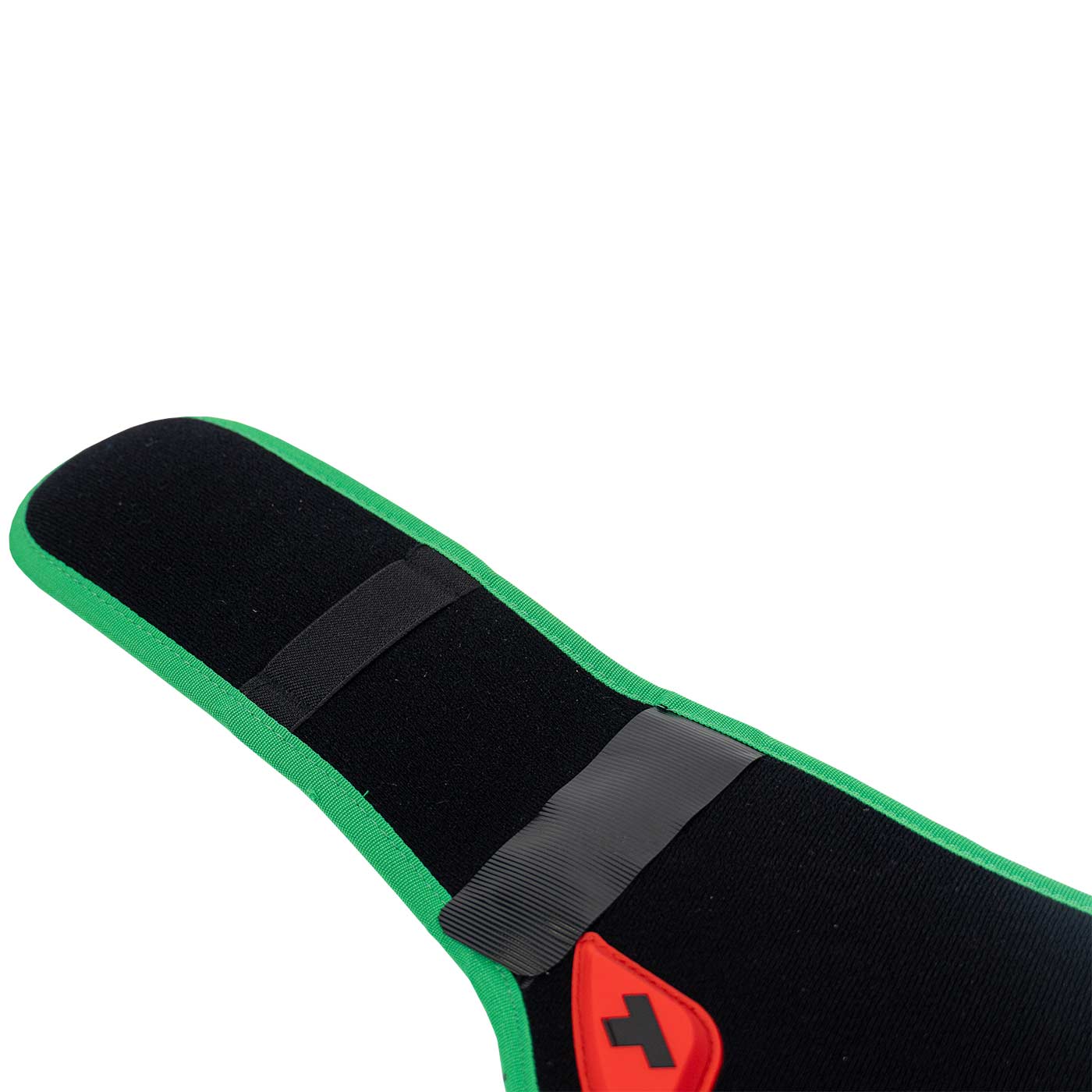 treeMOTION Ultra Comfort Padding, Nahaufnahme eines schwarzen Polsters mit grünem Rand, Klettverschluss und rotem Teutoburger Logo