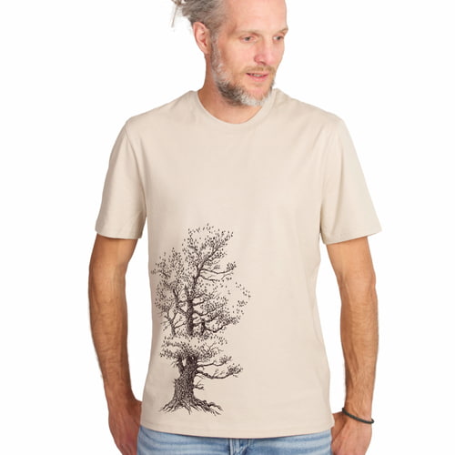 Mann trägt Stone Pine Tree T-Shirt in beige mit schwarzem Baum-Design, Blick nach rechts