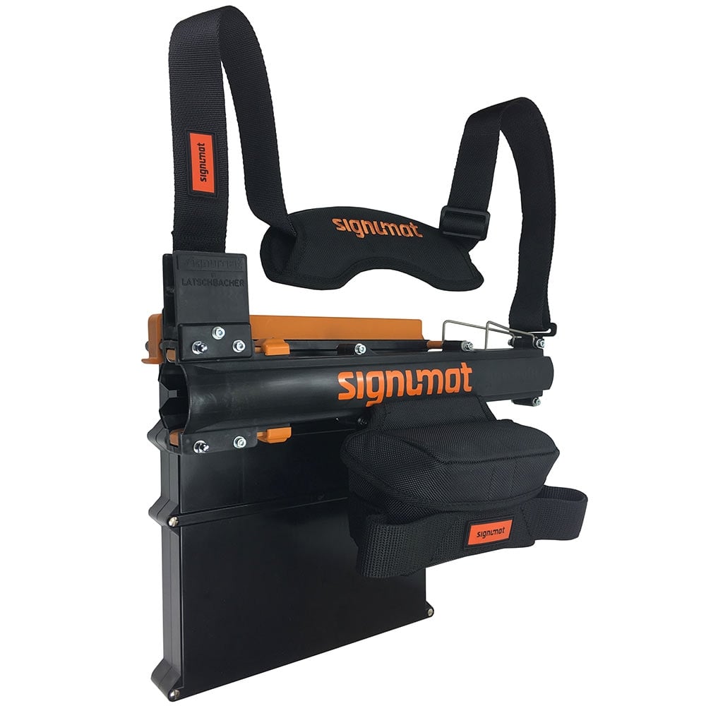ArboTag Magazin Plus von signmat, schwarzes Magazin mit orangen Details, zwei schwarzen Tragegurten mit Polsterung und signmat-Logo, seitliche Ansicht