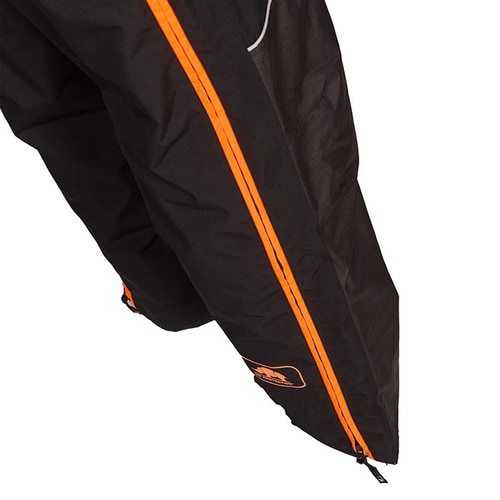 Detailansicht des unteren Hosenbeins der Keiu Regenhose mit orangefarbenem Reißverschluss und Logo