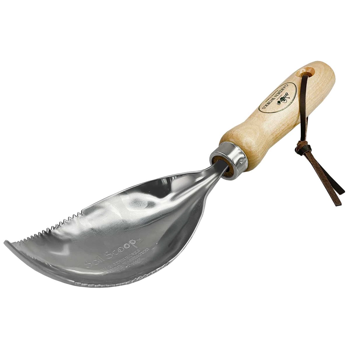 Soil Scoop mit Holzgriff und Metallblatt, Kante des Blattes gezahnt, am Griff ein Lederband