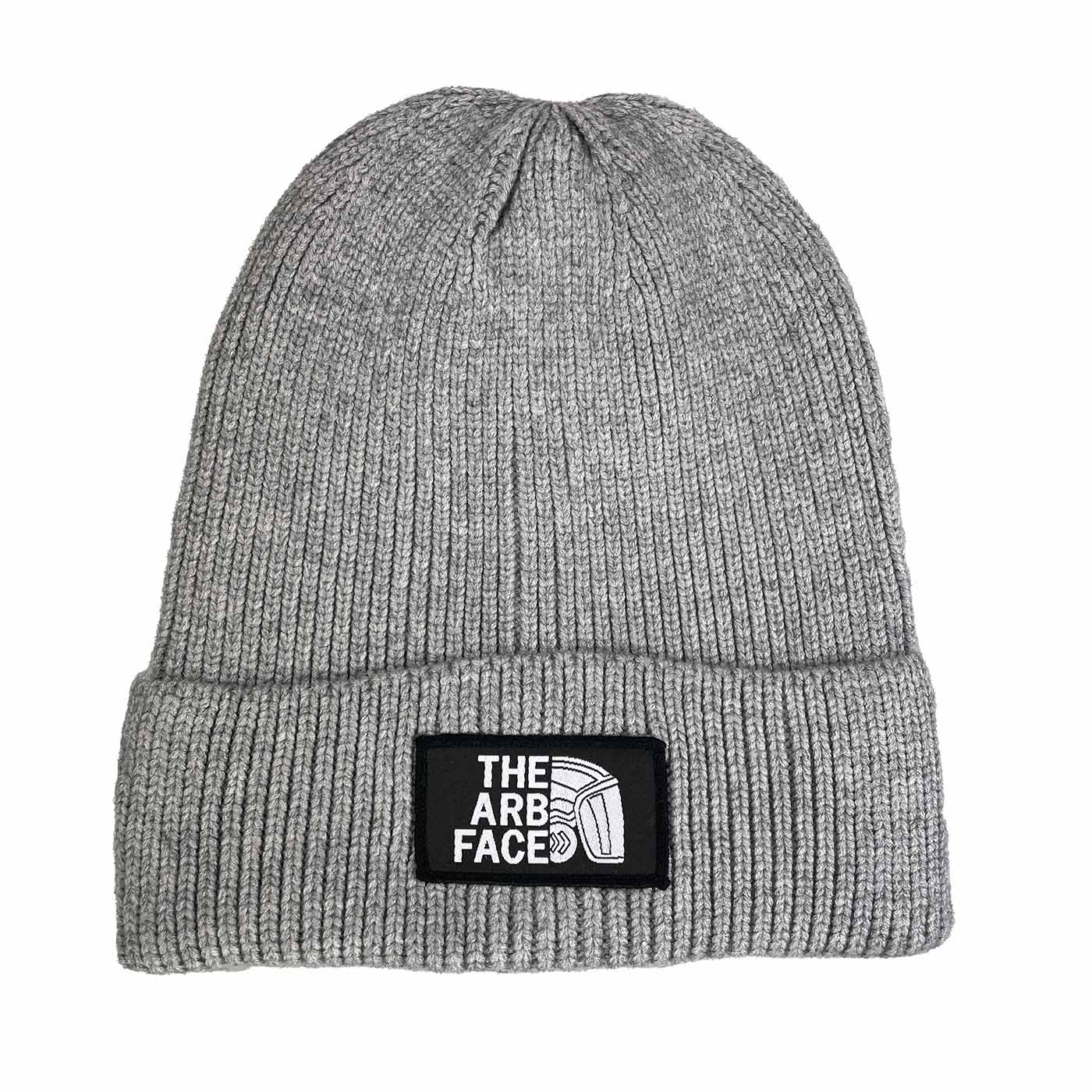 Graue Arbface Beanie Mütze mit schwarzem Logo-Patch vorne in Nahaufnahme