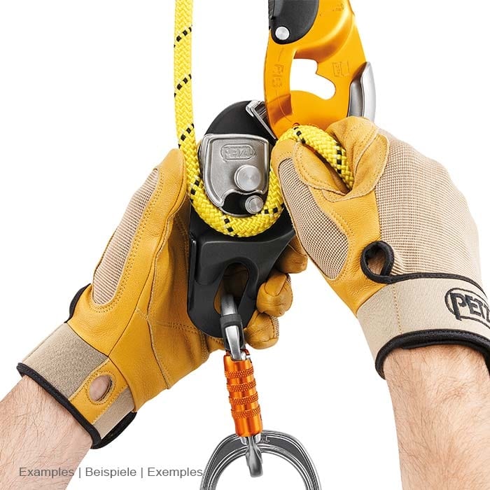 RIG von Petzl, Handschuhe halten gelbes Seil, Sicherungsgerät mit Karabinerhaken