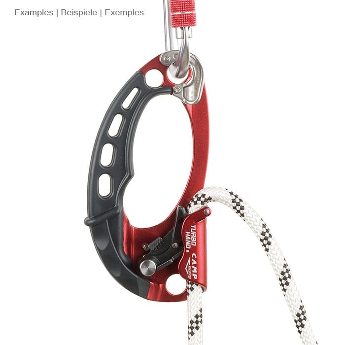 Rotes und schwarzes CAMP Turbohand Pro L Klettersteig-Handschuhgerät, an zwei roten Karabinern hängend, durch das Gerät verläuft ein weiß-schwarzes Seil