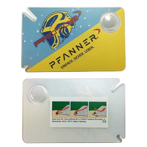 Vorderseite der Zeckenkarte von Pfanner in Blau und Gelb mit Logo, Text "PRO TOS" und "EINFACH. SICHER. LEBEN." und Lupe oben rechts, Rückseite der Zeckenkarte transparent mit einer Anleitung in drei Schritten und Herstellerangaben