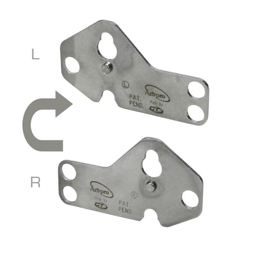 Quickstep Spurs von Arbpro, zwei silberne Metallteile mit Löchern, eines mit Aufschrift und Pfeil, mit Pfeil zwischen beiden