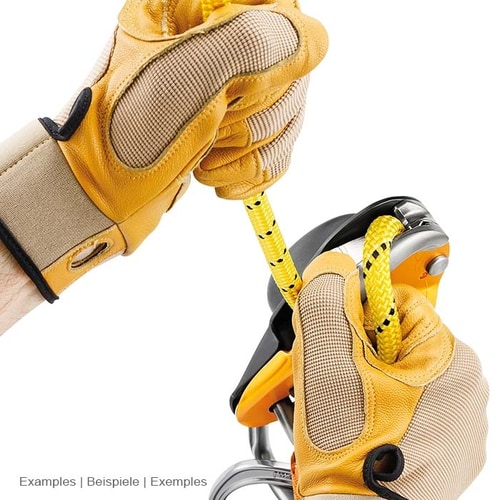 RIG von Petzl, Handschuhe halten gelbes Seil, Sicherungsgerät mit Karabinerhaken und Metallbügel