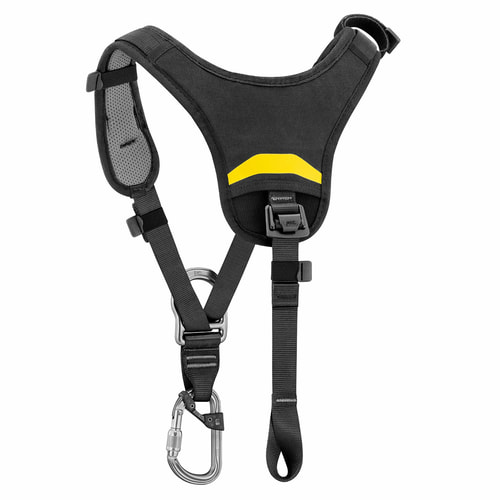 Top von Petzl, schwarzes Schultergurt mit gepolstertem Rückenteil, gelber Markierung auf der Rückseite und Metallösen, Karabinerhaken befestigt