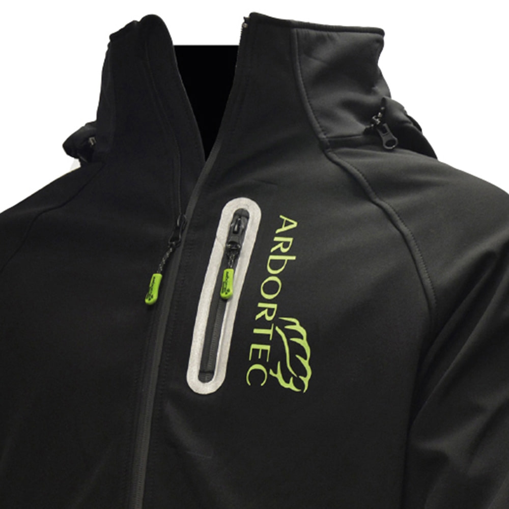 Nahaufnahme der schwarzen Jacke Caiman von Arbortec mit grünem Logo und Reißverschlüssen auf der Brust und an den Seiten