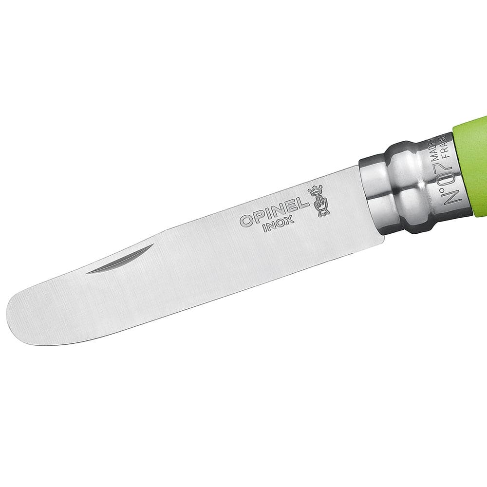 Nahaufnahme der Edelstahlklinge des Opinel N°7 Junior grün mit der Gravur "OPINEL INOX" und dem Opinel-Logo, der Griff ist grün
