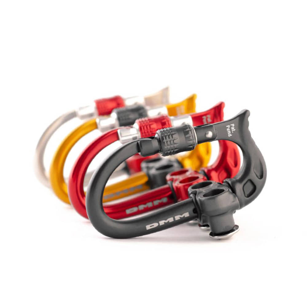 Micro Vault von DMM, vier Karabiner in den Farben Schwarz, Rot, Gelb und Silber mit Schraubverschluss nebeneinander angeordnet