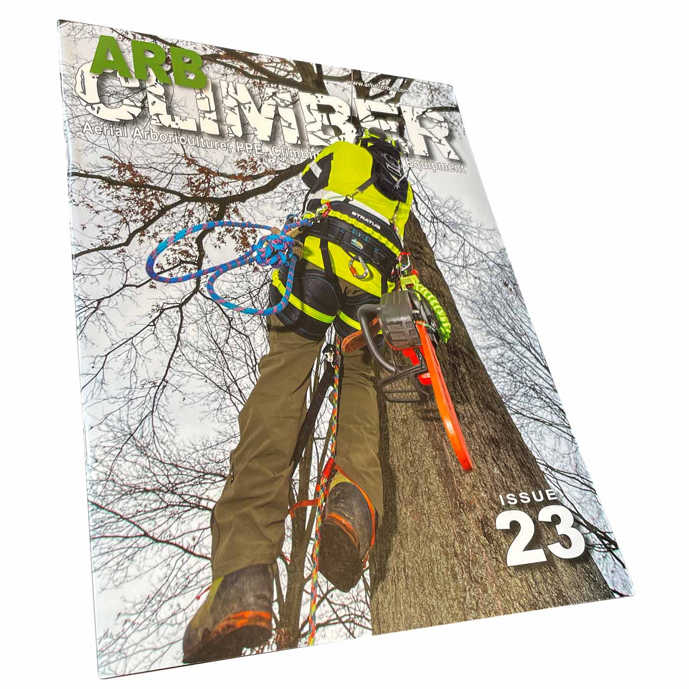 Arb Climber No. 23 Magazin mit einem Kletterer in gelber Schutzkleidung an einem Baumstamm, Kettensäge an der Seite, Titel in großen Buchstaben oben und Ausgabenummer 23 unten rechts, leicht schräg fotografiert