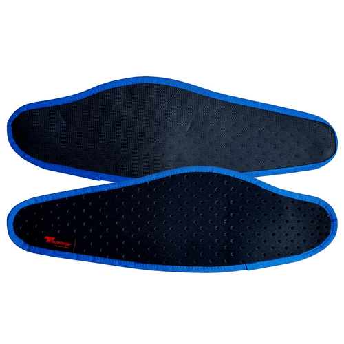 treeMOTION Breatheable Pad Set von Treeleberger, zwei schwarze, perforierte Polster mit blauer Umrandung, eines mit rotem Logo