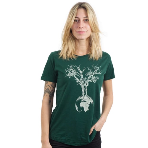 Weltenbaum Women T-Shirt in Dunkelgrün mit weißem Baum- und Erdkugel-Print, Modell getragen von Frau mit blonden Haaren und Tätowierung am linken Arm
