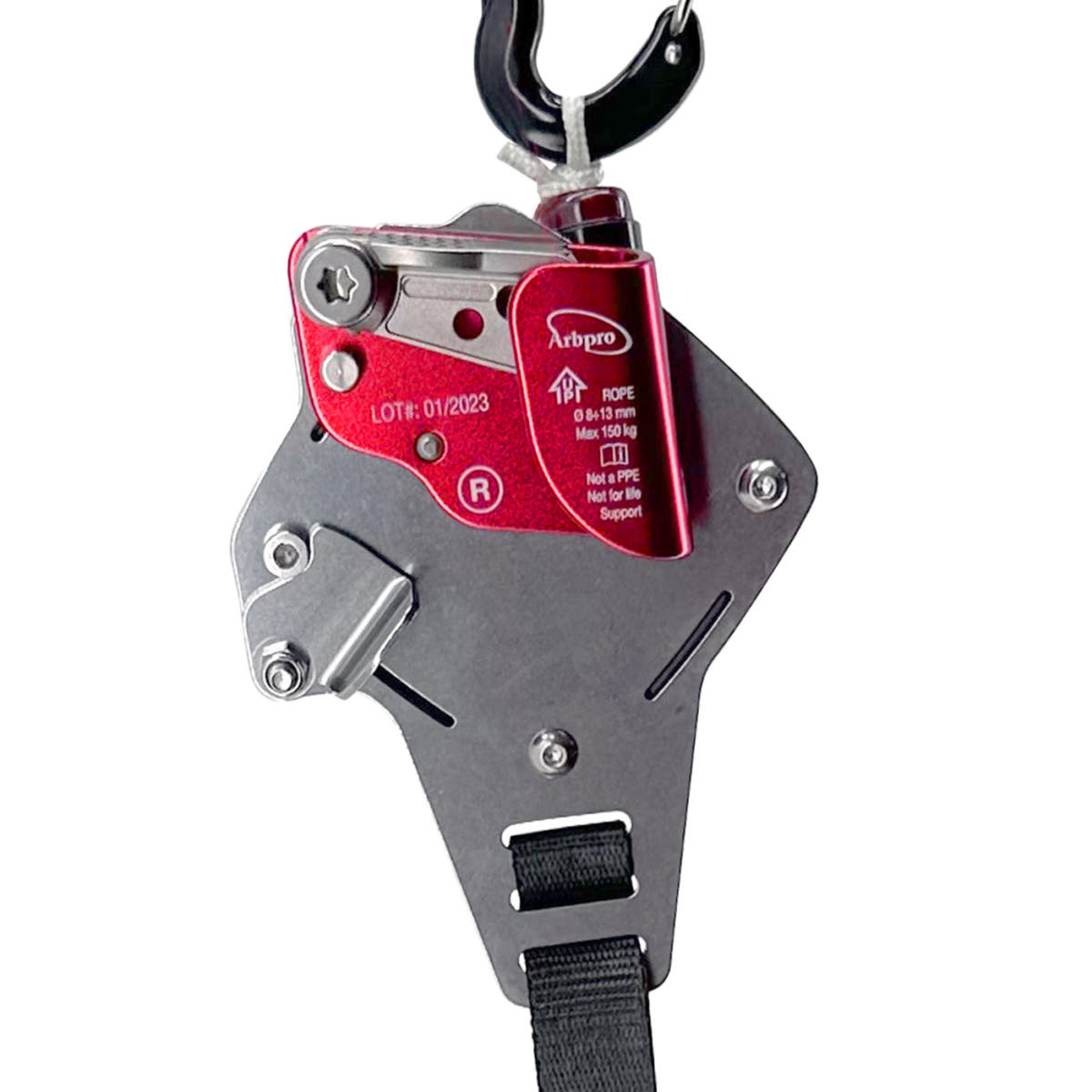 Nahaufnahme des Gemini Knee Sicherungsgeräts mit rotem Metallteil, schwarzem Karabiner und schwarzem Gurt