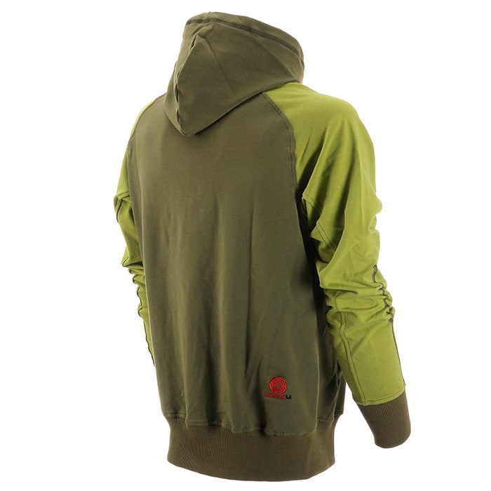 Forest WoodU Kapuzenpullover in zwei Grüntönen von hinten mit kleinem roten Logo am unteren Rücken