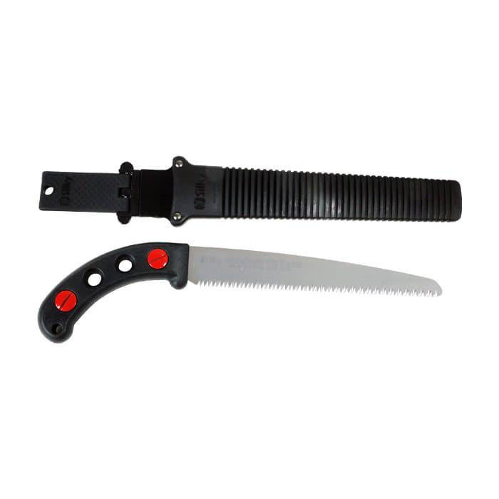 Gomtaro Root 240-8 Handsäge mit schwarzem Griff und gezahnter Klinge, dazu schwarze Schutzhülle mit Rillenstruktur und Befestigungslasche