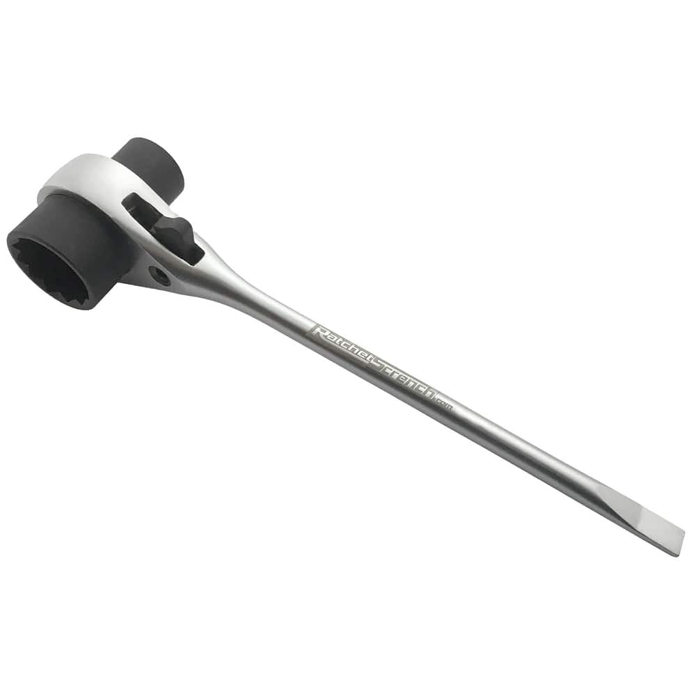 RatchetScrench, ein silberner Ratschen-Schraubenschlüssel mit einem schwarzen, zylinderförmigen Kopf und flachem Schraubendreherende, mit dem Schriftzug RatchetScrench am Griff