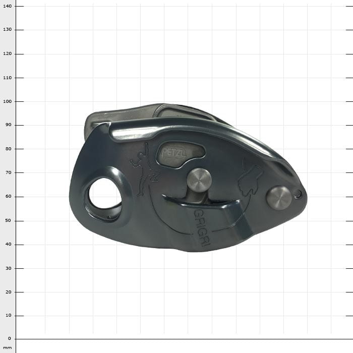 Grigri Klettergerät von Petzl in dunklem Metall mit Gravur eines Kletterers und der Aufschrift "GRIGRI" auf der Vorderseite