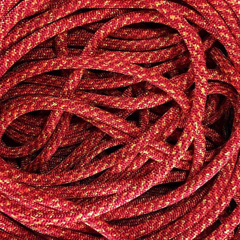 Squir V2 Red Seil in einer chaotischen Anordnung mit roter Farbe und gelben Akzenten