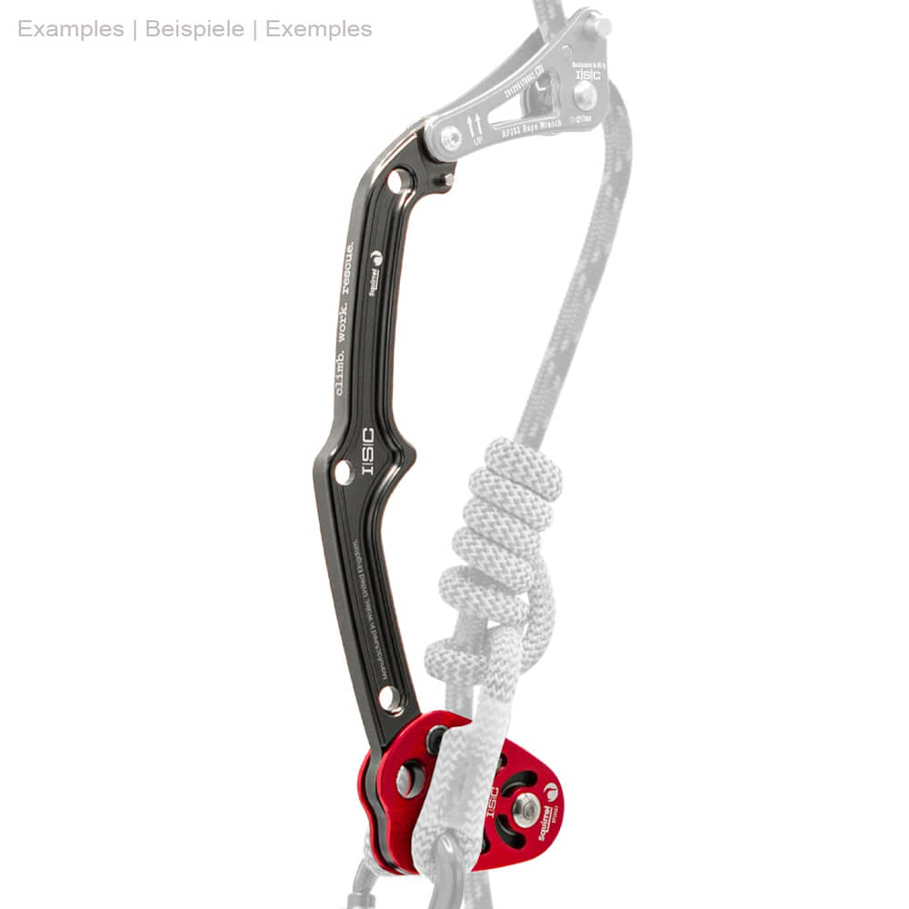 Squirrel Tether, Klettergerät mit schwarzem Metallarm und rotem Aluminiumblock, an dem ein graues Seil mit Knoten befestigt ist, Teile des Seils und weitere Ausrüstung sind ausgeblendet.