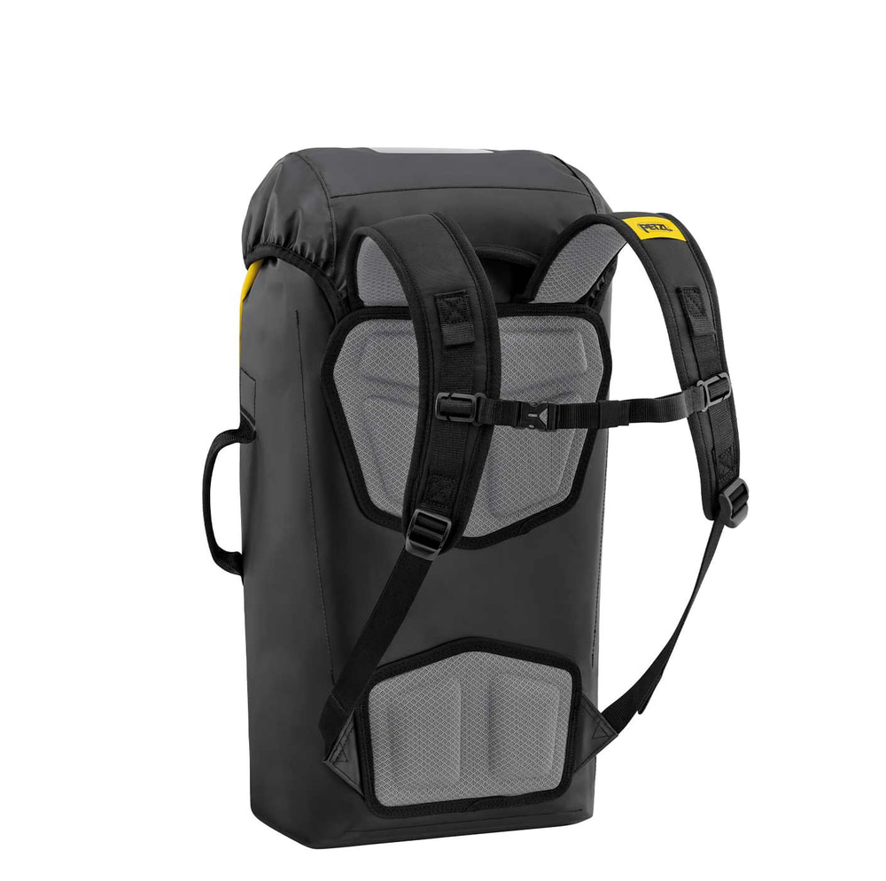 Rückseite des Petzl Transport 30 Rucksacks mit gepolsterten Trägern, Brustgurt und Rückenpolsterung in Schwarz