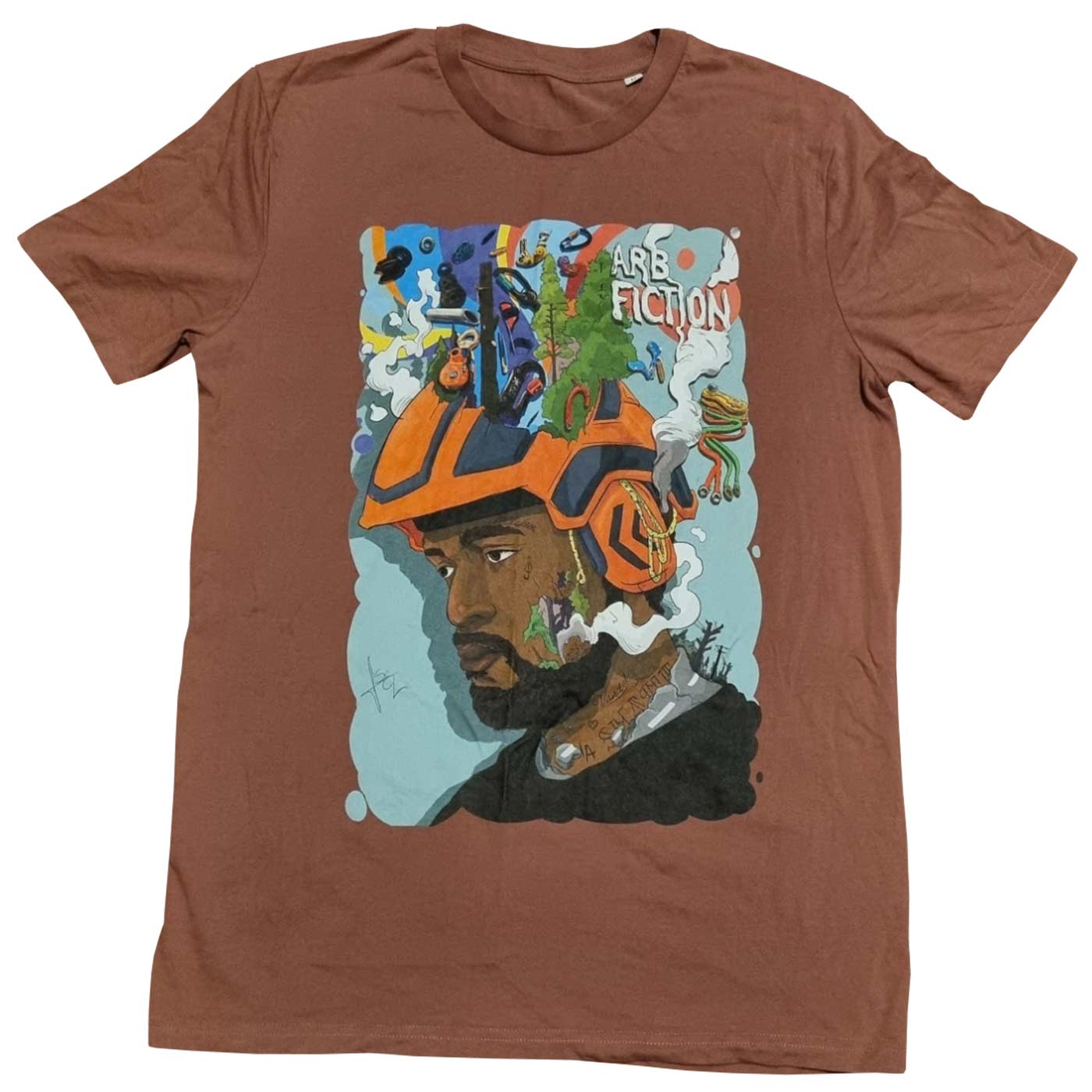 Braunes T-Shirt mit einem großen, bunten Aufdruck eines Mannes mit orangefarbenem Helm und verschiedenen kleinen Objekten darauf, darunter der Text "ARB FICTION", Produktname Mind Fuck