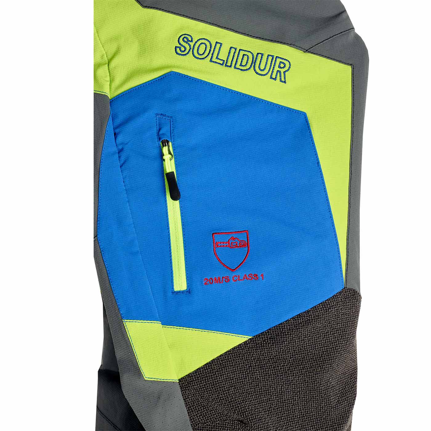 Nahaufnahme der blauen Tasche mit Reißverschluss und der Aufschrift "SOLIDUR" sowie einem roten Symbol mit "20 M/S CLASS 1" auf der Climb Schnittschutzhose