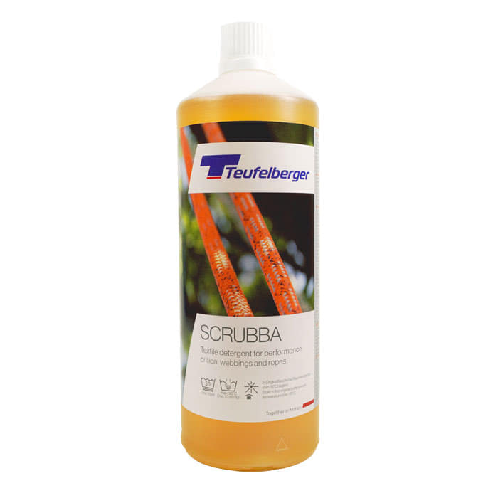 Flasche mit gelblicher Flüssigkeit, Etikett mit der Aufschrift "Teufelberger" und "SCRUBBA", Produktname Scrubba sichtbar
