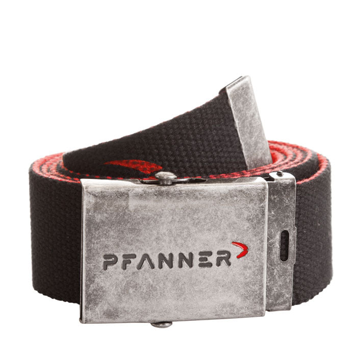 Gürtel 4, schwarzer Stoffgürtel mit silberner Metallschnalle, auf der "PFANNER" und ein rotes Logo eingraviert sind